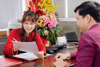 Khách hàng giao dịch tại Ngân hàng Agribank. (Ảnh Agribank) 