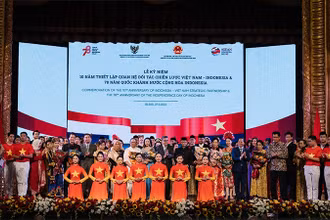 Chương trình nghệ thuật kỷ niệm dấu mốc quan trọng trong quan hệ hai nước. (Ảnh do ÐẠI SỨ QUÁN INDONESIA tại Việt Nam cung cấp) 