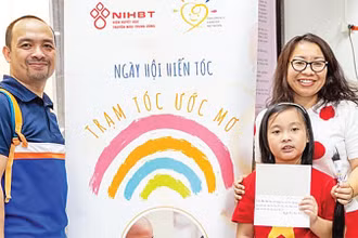 Niềm vui của những người dành tặng mái tóc của mình cho bệnh nhân ung thư. (Ảnh VIỆN HUYẾT HỌC - TRUYỀN MÁU TRUNG ƯƠNG) 