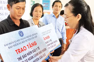 Trao thẻ Bảo hiểm y tế miễn phí cho các hộ nghèo, có hoàn cảnh khó khăn ở huyện Cần Giờ. 