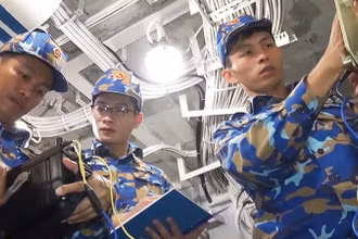 Cán bộ, chiến sĩ Lữ đoàn 162 (Vùng 4) làm chủ vũ khí, trang bị kỹ thuật trên tàu. 