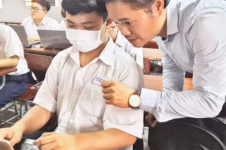 Học sinh Trường THPT chuyên Lê Hồng Phong, Thành phố Hồ Chí Minh trong giờ học Chương trình trí tuệ nhân tạo. 