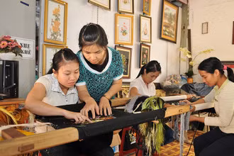 Dạy nghề thêu cho người khuyết tật tại thành phố Gia Nghĩa (Ðắk Nông). (Ảnh Nguyễn Ðăng) 