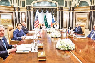 Các nhà ngoại giao Nga và Mỹ đàm phán tại Saudi Arabia. (Ảnh BỘ NGOẠI GIAO NGA) 