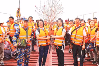 Mang đào Nhật Tân đến với người dân, chiến sĩ trên các đảo ở vùng biển Tây Nam của Tổ quốc. 