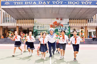 Thầy, trò Trường tiểu học Dịch Vọng B (Hà Nội) với những món quà tặng con cán bộ chiến sĩ hải quân. 