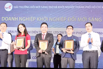 Ban Tổ chức Cuộc thi Ðổi mới sáng tạo và Khởi nghiệp Thành phố Hồ Chí Minh trao thưởng cho các dự án đoạt giải cao. 