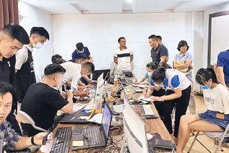 Lực lượng chức năng triệt phá ổ nhóm cho vay nặng lãi qua ứng dụng. (Ảnh Công an tỉnh Lào Cai cung cấp) 