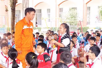 Tuyên truyền tiết kiệm điện trong trường học tại huyện Vĩnh Cửu, tỉnh Ðồng Nai. 