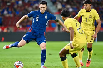 Một pha bóng giữa các cầu thủ đội Thái Lan và Malaysia tại bảng A ASEAN Cup 2024. 
