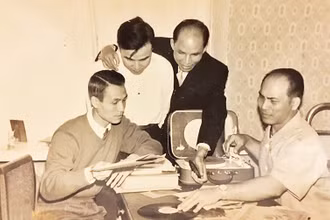 Nhà báo Trần Kiên (ngoài cùng bên trái) tác nghiệp tại Liên Xô năm 1962. 