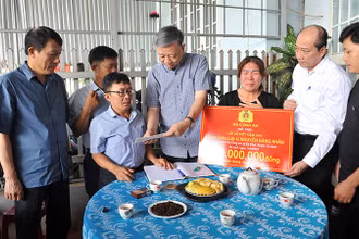 Ðồng chí Bộ trưởng Tô Lâm thăm hỏi, động viên gia đình liệt sĩ Nguyễn Ðăng Nhân, công an xã Ea Ktur, huyện Cư Kuin, tỉnh Ðắk Lắk. 