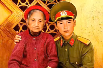 Cụ Triệu Thị Sùng cùng con trai là liệt sĩ Giáp Xuân Sinh. (Ảnh nhân vật cung cấp) 