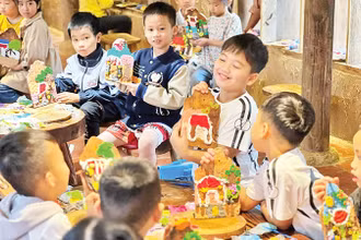 Trẻ em tham gia một hoạt động tại Ðoài Creative - không gian sáng tạo dựa trên phát huy giá trị di sản của Hà Nội. 