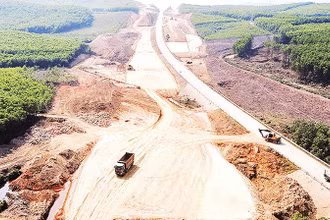 Nhờ bàn giao mặt bằng trước kế hoạch nên các đơn vị đã huy động tối đa phương tiện, đẩy nhanh tiến độ xây dựng đường cao tốc bắc-nam đoạn qua Hà Tĩnh. 