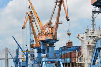 Bốc xếp container hàng hóa tại cảng Ðình Vũ, Hải Phòng. (Ảnh TRẦN HẢI) 