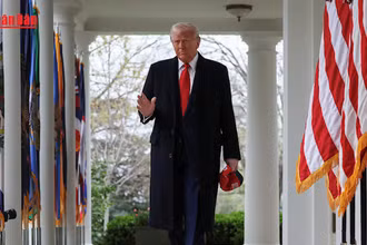 [Video] Ông D. Trump coi tăng thuế như “chữa bệnh”, bất chấp làn sóng bán tháo chứng khoán