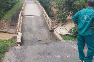 Hiện trường cầu Ngòi Móng bị sập.