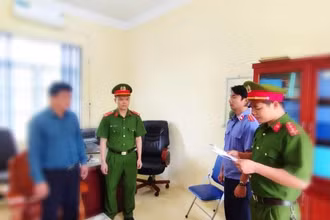 Cơ quan Công an huyện Kim Bôi đọc lệnh bắt tạm giam ông Bạch.C.T. tại phòng làm việc.