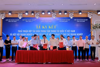 Ký kết thỏa thuận hợp tác giữa Trung tâm Trọng tài quốc tế Việt Nam và Hiệp hội doanh nghiệp 4 tỉnh Tây Bắc về hỗ trợ pháp lý cho các doanh nghiệp tại Hòa Bình.