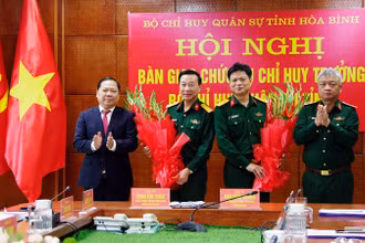 Trung tướng Nguyễn Quang Ngọc, Tư lệnh Quân khu 3 (phải) và đồng chí Nguyễn Phi Long, Bí thư Tỉnh ủy Hòa Bình (trái) tỉnh tặng hoa chúc mừng các đồng chí Đinh Đình Trường (thứ 2 từ trái sang) và Trịnh Đức Thiêm (thứ 2 từ phải sang) nhận nhiệm vụ mới.