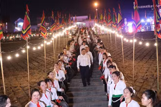 Lãnh đạo tỉnh Hòa Bình (giữa) dự lễ cầu ngư và thả hoa đăng trên sông Đà.