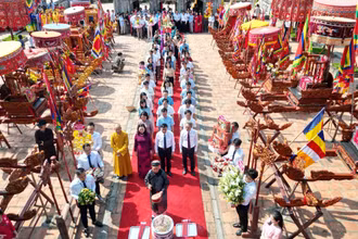 Các đồng chí lãnh đạo tỉnh Ninh Bình, huyện Gia Viễn cùng người dân dâng hương tưởng nhớ Đức Thánh Nguyễn.