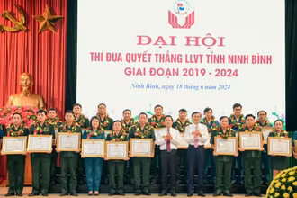 Dịp này nhiều tập thể, cá nhân có thành tích xuất sắc được Ủy ban nhân dân tỉnh Ninh Bình tặng Bằng khen. 