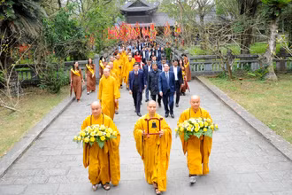 Các đồng chí lãnh đạo tỉnh, các chức sắc tôn giáo và tăng ni thực hiện các nghi lễ. (Ảnh: XUÂN LÂM)