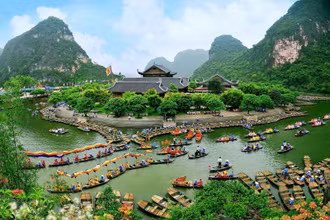 Lễ hội Tràng An được tổ chức hằng năm với nhiều sự kiện thu hút nhiều du khách trong và ngoài nước. (Ảnh: TRƯỜNG HUY)