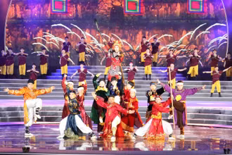 Chương trình nghệ thuật "Sứ mệnh đế đô", gây ấn tượng mạnh cho nhân dân và du khách trong đêm khai mạc. (Ảnh: Đức Phương)