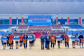 Ban tổ chức trao cờ lưu niệm cho các đội tham gia. 