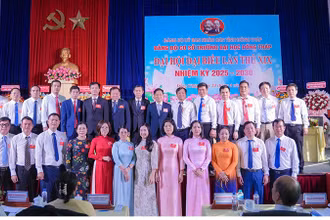 Ban Chấp hành Đảng bộ cơ sở Trường đại học Đồng Tháp ra mắt Đại hội. (Ảnh: HOÀI PHONG)