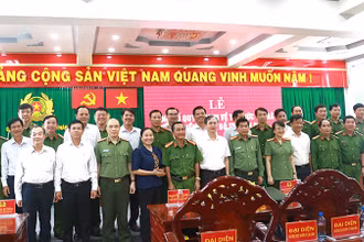 Đại biểu dự lễ chụp ảnh lưu niệm. (Ảnh: TẤN ĐẠT)