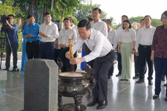 Chủ tịch nước Võ Văn Thưởng dâng hương tại mộ Cụ Phó bảng Nguyễn Sinh Sắc. (Ảnh: HỮU NGHĨA)