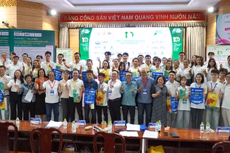 Đại biểu và thí sinh chụp ảnh lưu niệm tại cuộc thi. (Ảnh: HỮU NGHĨA)