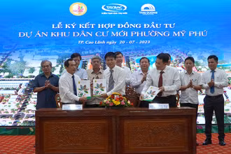 Nghi thức thực hiện ký kết hợp đồng đầu tư dự án Khu dân cư mới Mỹ Phú. (Ảnh: HỮU NGHĨA)