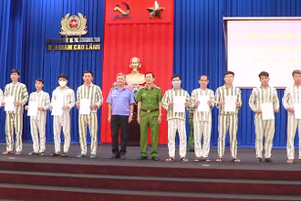 Các phạm nhân nhận quyết định tha tù trước thời hạn có điều kiện; giảm hết thời hạn chấp hành án phạt tù. (Ảnh: THÀNH SƠN)
