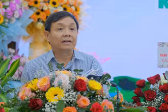 Phó Bí thư Thường trực Tỉnh ủy, Chủ tịch Hội đồng nhân dân tỉnh Đồng Tháp Phan Văn Thắng phát biểu tại hội thảo. (Ảnh: HỮU NGHĨA)