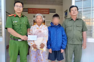 Công an xã An Bình hỗ trợ cháu bé đi lạc. (Ảnh: Công an cung cấp)