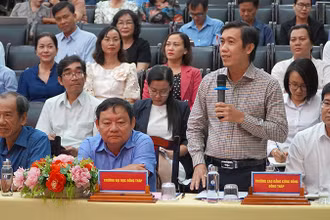 Cử tri Trường Đại học Đồng Tháp phát biểu ý kiến đề xuất đến đại biểu Quốc hội. (Ảnh: HỮU NGHĨA)