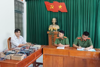 Anh Ngô Vũ Minh Dương giao nộp 18 công cụ kích điện dùng để đánh bắt thủy sản. (Ảnh: Công an cung cấp)