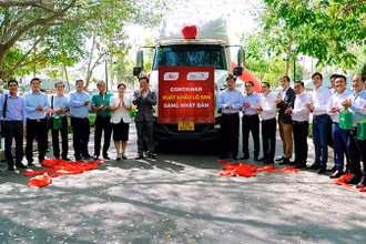 Đại biểu thực hiện nghi thức chúc mừng container củ sen đầu tiên. 