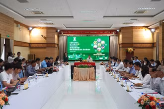 Bà Phạm Thị Ngọc Thủy, Giám đốc Văn phòng Ban IV, thuộc Hội đồng Tư vấn cải cách thủ tục hành chính của Thủ tướng Chính phủ trình bày tại buổi họp báo. (Ảnh: HỮU NGHĨA)