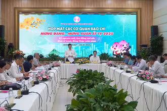 Chủ tịch Ủy ban nhân dân tỉnh Đồng Tháp Phạm Thiện Nghĩa phát biểu tại buổi họp mặt các cơ quan báo chí mừng Đảng - mừng Xuân Ất Tỵ 2025. (Ảnh: HỮU NGHĨA)