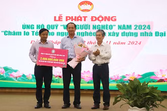 Công ty Trách nhiệm hữu hạn Một thành viên Xổ số kiến thiết Đồng Tháp trao bảng tượng trưng tiền ủng hộ “Quỹ vì người nghèo” tỉnh Đồng Tháp.
