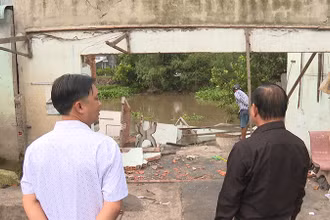 Vụ sạt lở khiến kho vật tư nông nghiệp và tiệm sửa xe bị nhấn chìm.