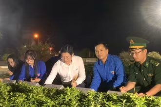 Lãnh đạo tỉnh, cán bộ, đoàn viên, thanh niên viếng Nghĩa trang liệt sĩ biên giới huyện Tam Nông.