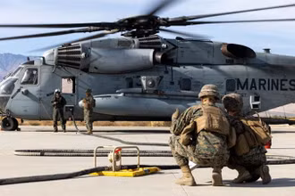 Binh sỹ Mỹ đứng cạnh chiếc trực thăng CH-53E Super Stallion. (Nguồn: Thủy quân lục chiến Mỹ)