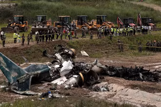 Hiện trường máy bay rơi. (Ảnh: Reuters)